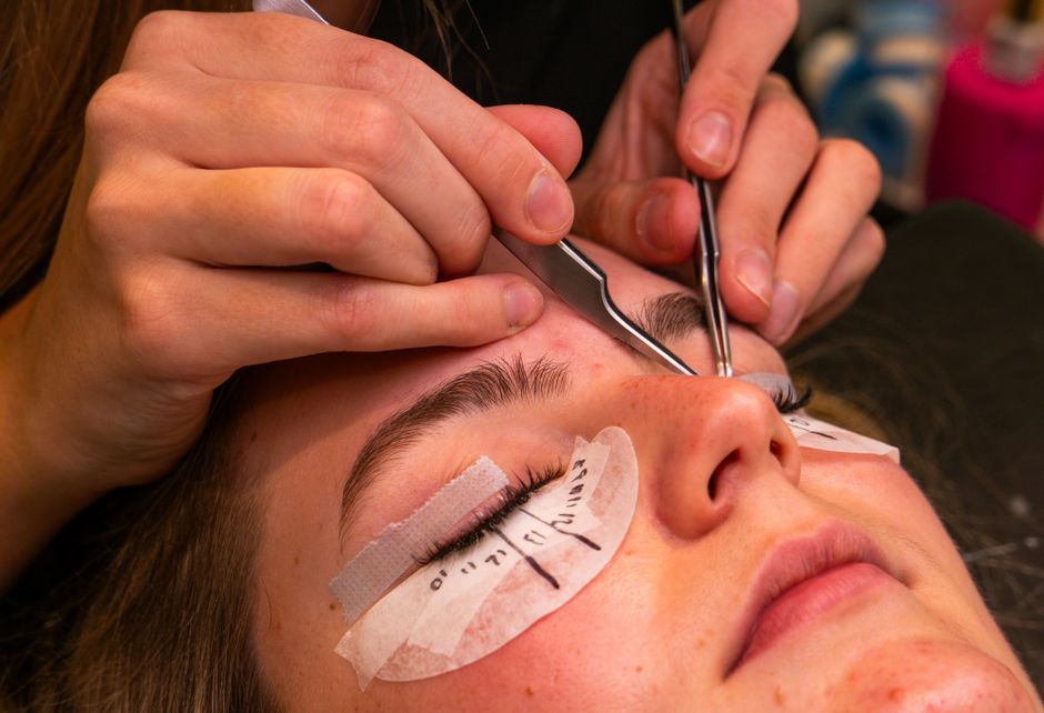 Çapa'da Göz Kamaştıran Bakışlar: Kirpik Lifting ile Tanışın! Alena Beauty