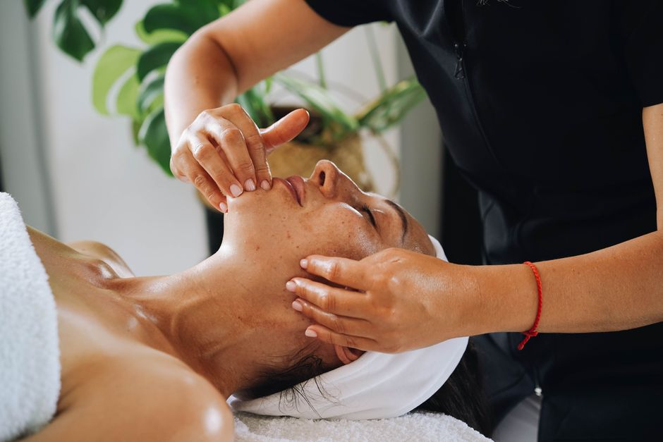 Fındıkzade Cilt Bakımı: Işıltılı Bir Cilt İçin Alena Beauty Dokunuşu