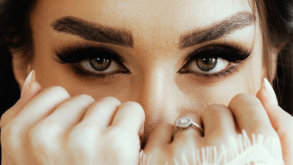 Şehremini'de Mükemmel Kaşlar: Alena Beauty'de Profesyonel Kaş Laminasyon Uygulaması