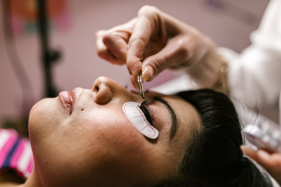 Fındıkzade'nin Işıltısı: Doğal Güzelliğin Anahtarı Kirpik Lifting Alena Beauty'de!
